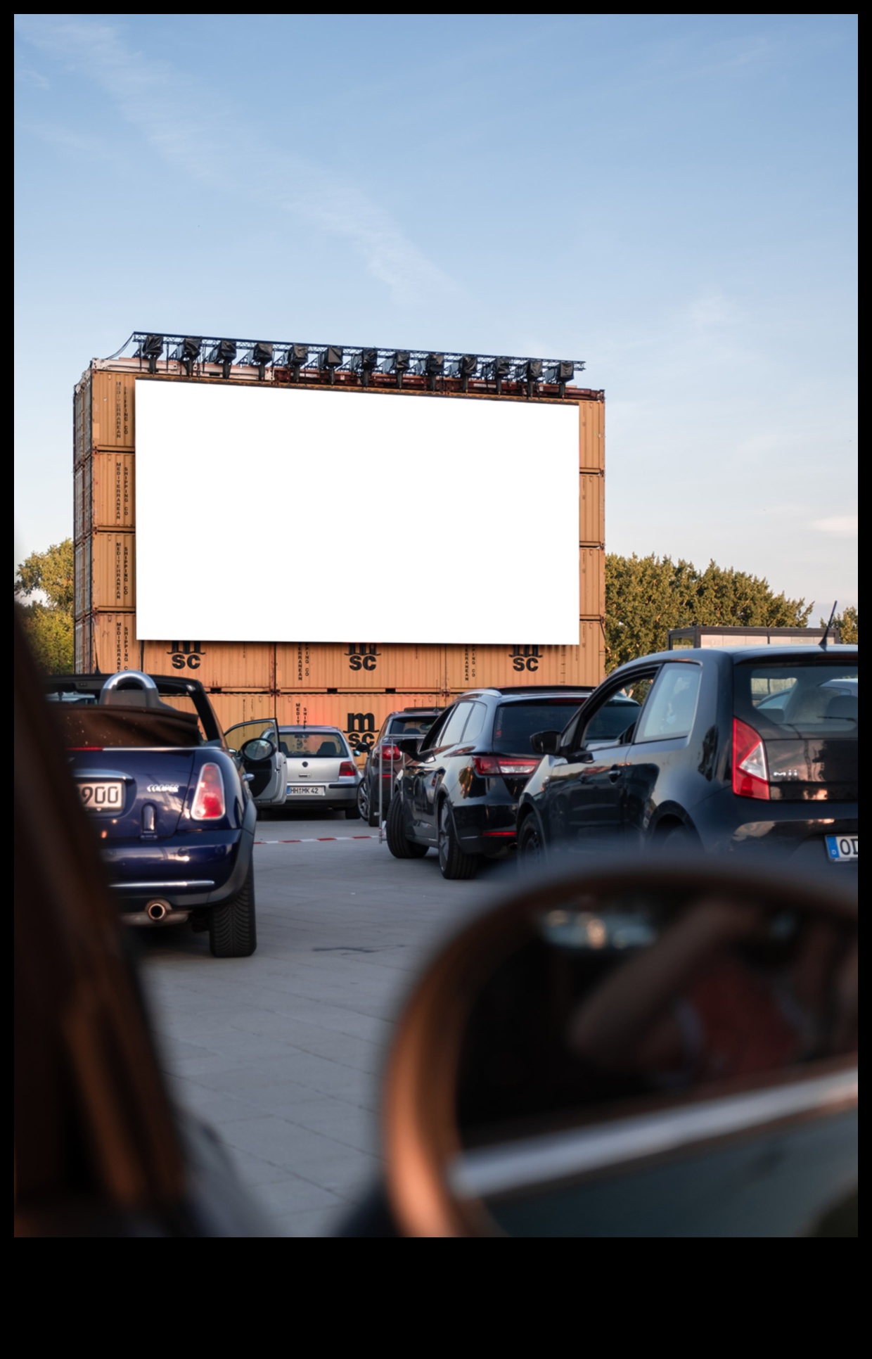 Automašīnas izklaide Lieliskā auto kino pieredze 4 Automašīnas izklaide: automašīnā iebūvēta videoelektronika kinoteātrim uz ceļa