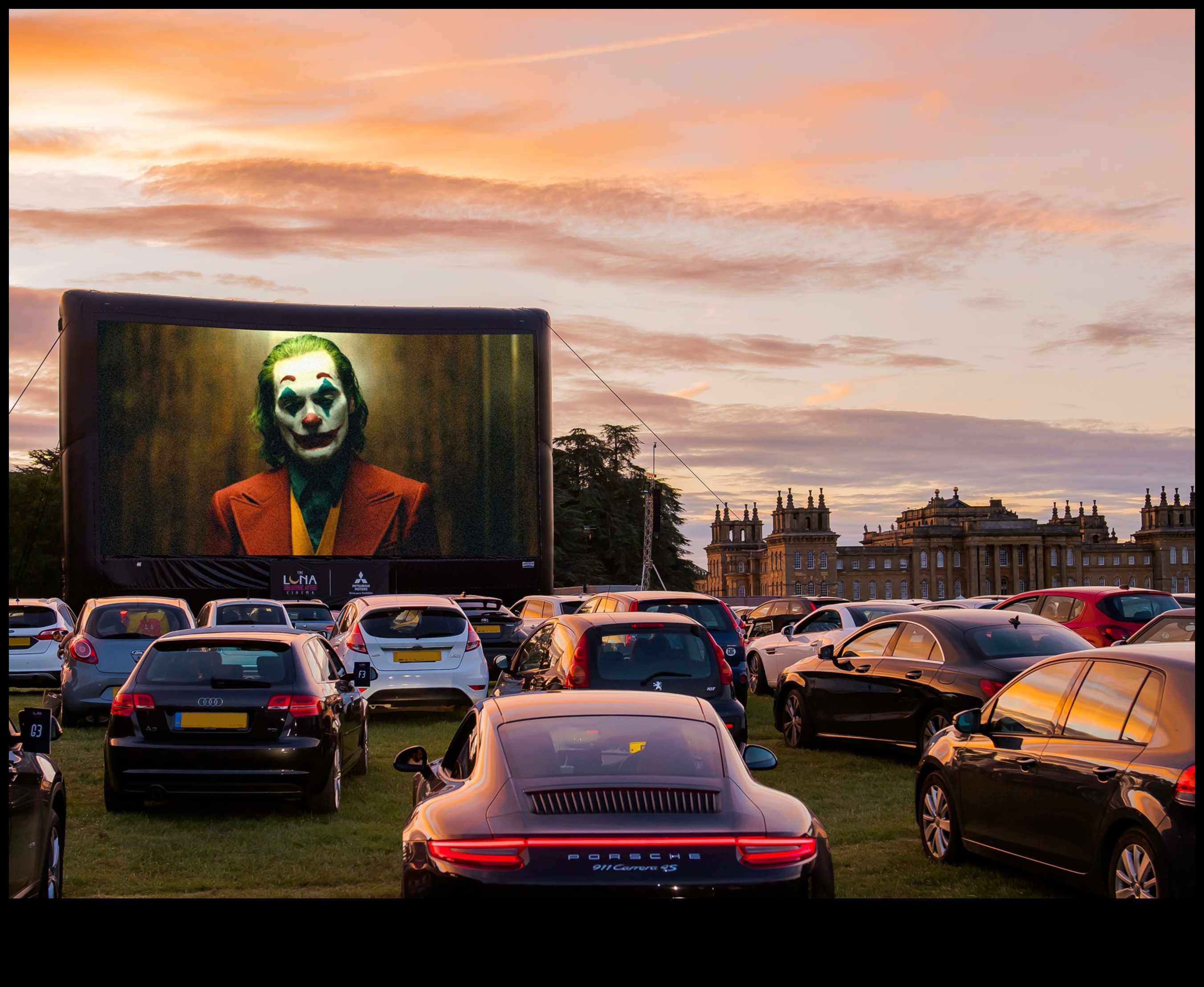 Automašīnas izklaide Lieliskā auto kino pieredze 1 Automašīnas izklaide: automašīnā iebūvēta videoelektronika kinoteātrim uz ceļa